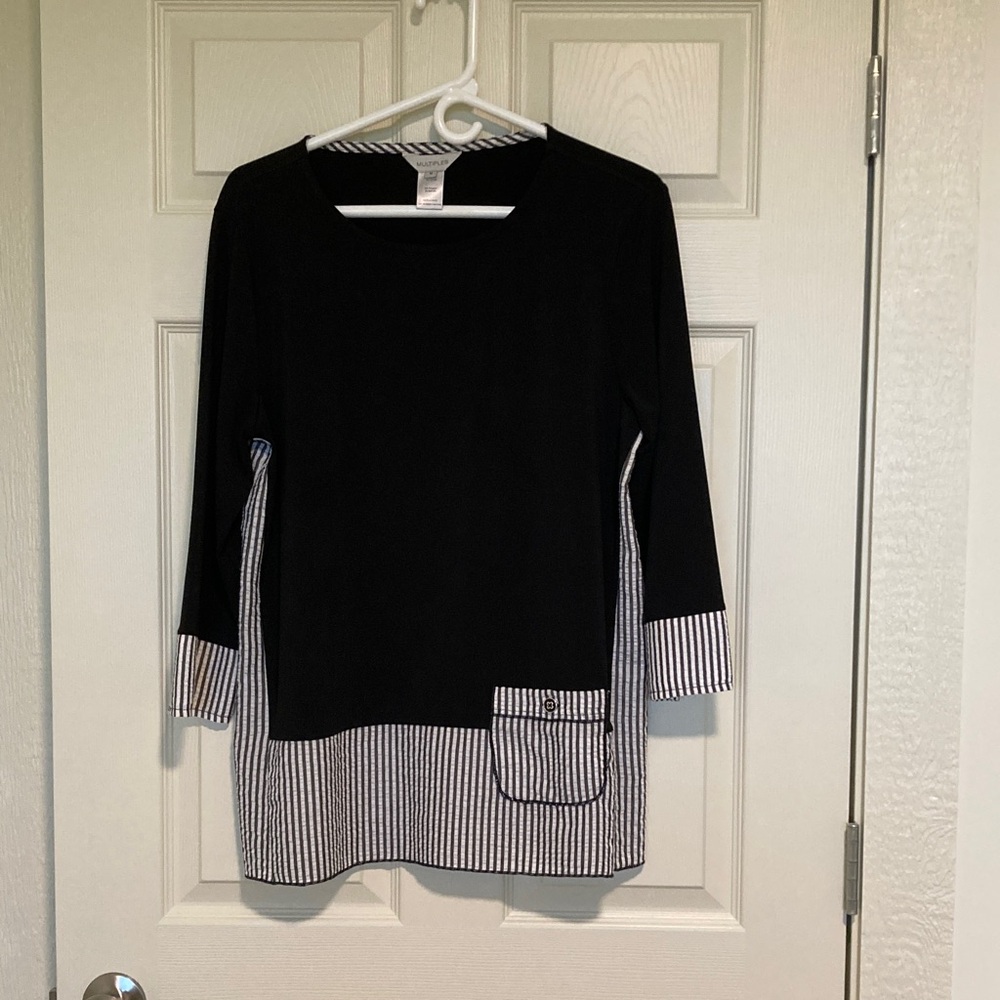 Multiples pull over top SzM black/white Like new pullover blouse